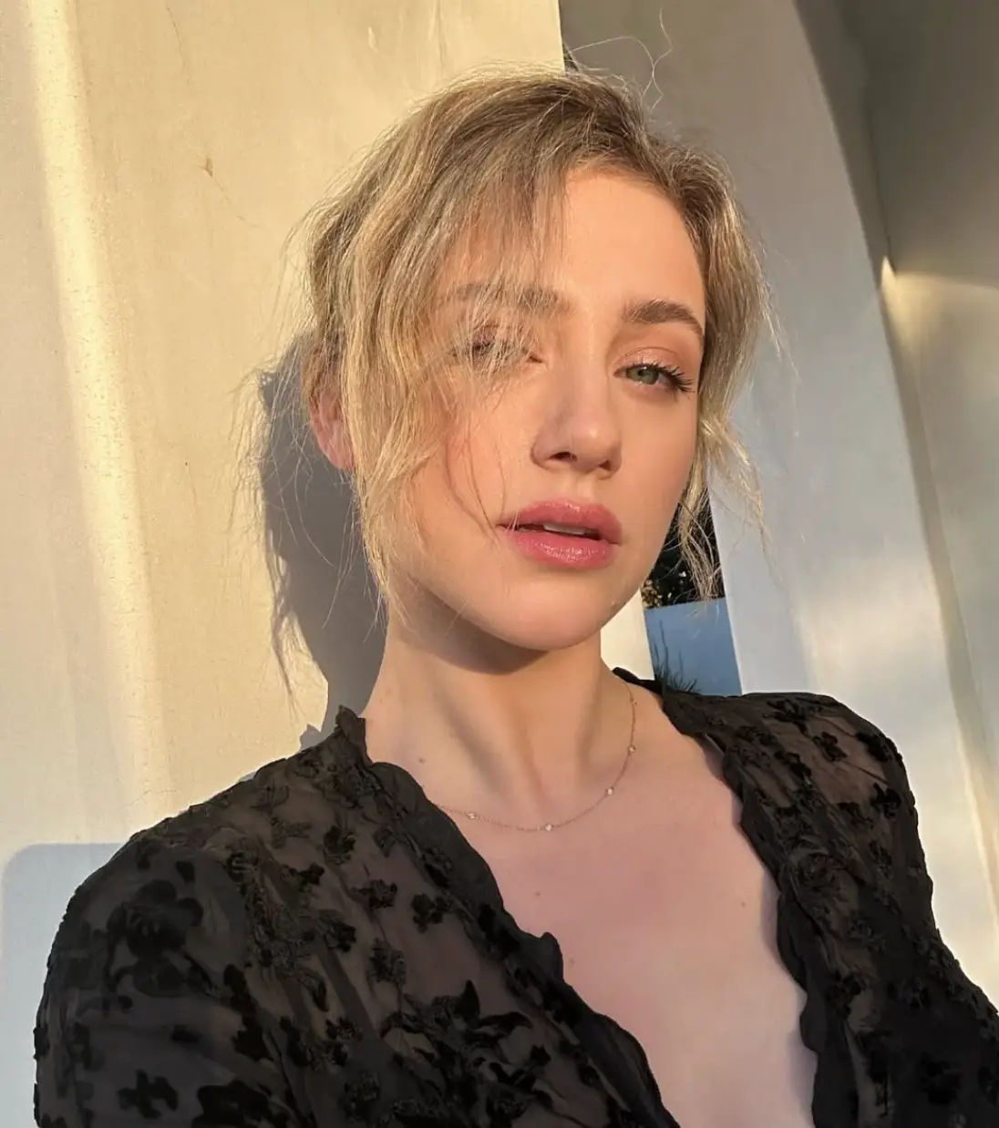 The actress explained why she found it so hard to look at pictures from the sixth season of the Netflix series (Instagram/@lilireinhart)