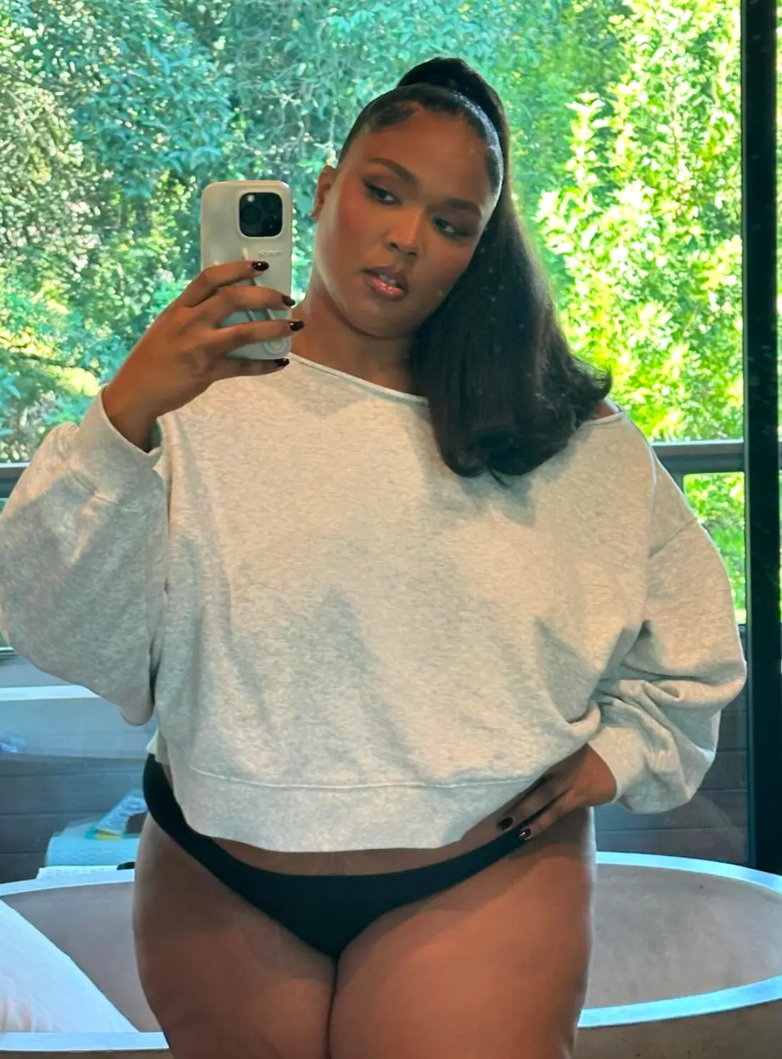 The singer was thankfully defended by her fans (Instagram/@lizzobeeating)