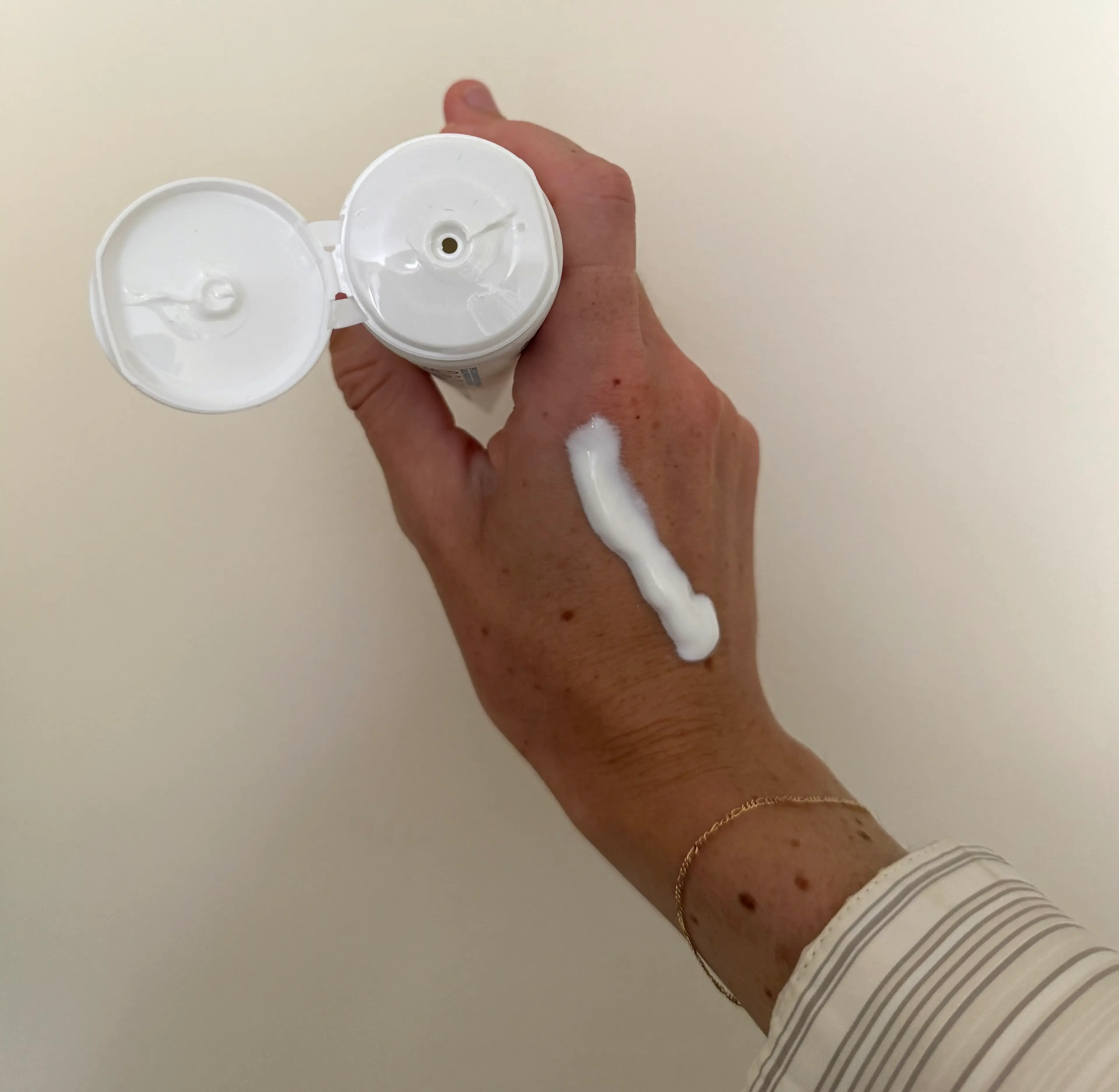 Cicaplast has a thick consistency and can be used as a hydrating mask or moisturiser