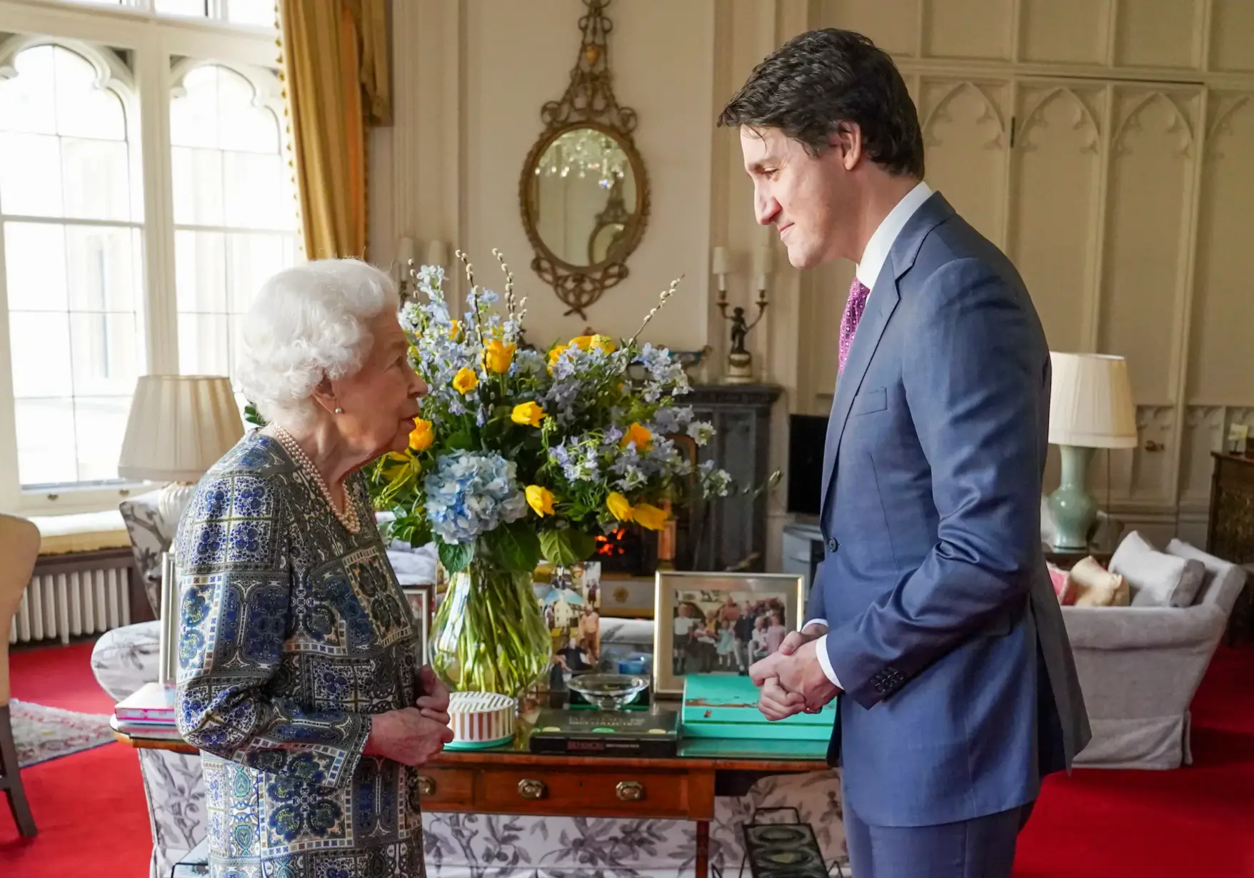 Many saw the Queen's dress and flowers as indicators of her support for Ukraine (