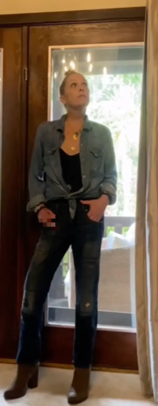 Christina Applegate flashed a middle finger in her latest social media post (Instagram/@christinaapplegate)