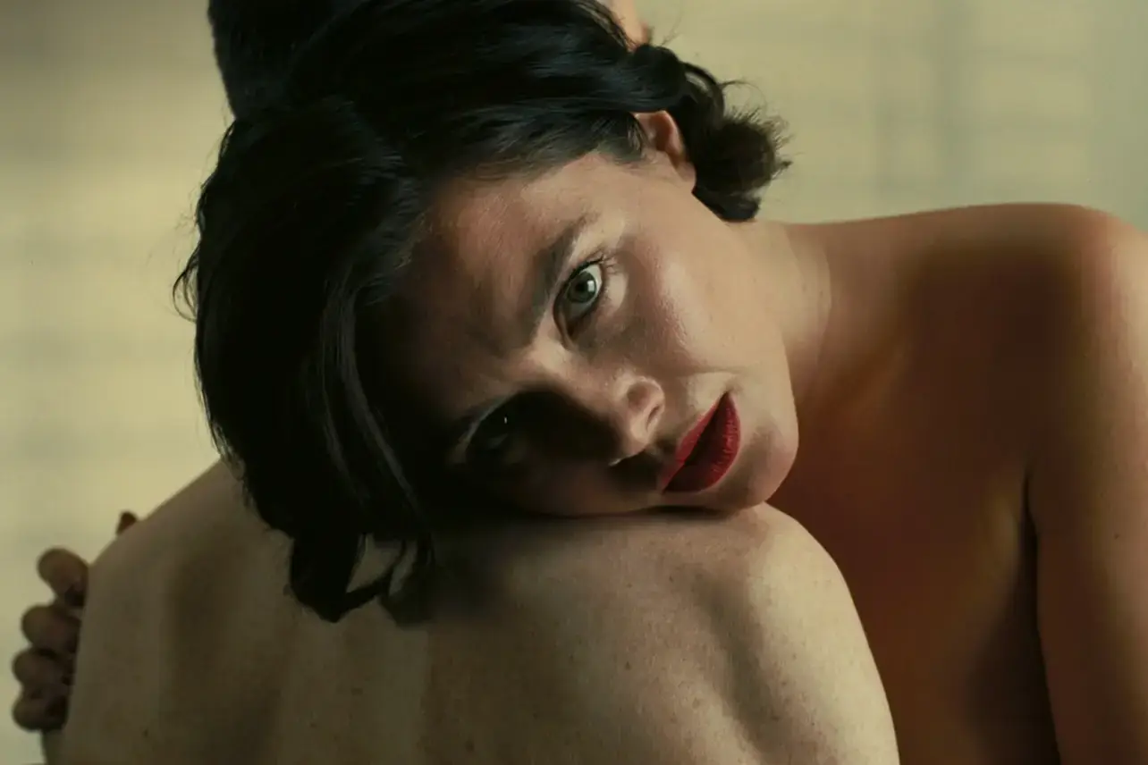 Florence Pugh once opened up about the awkward technical fault while filming an X-rated scene with Cillian Murphy in Oppenheimer (Universal Pictures)