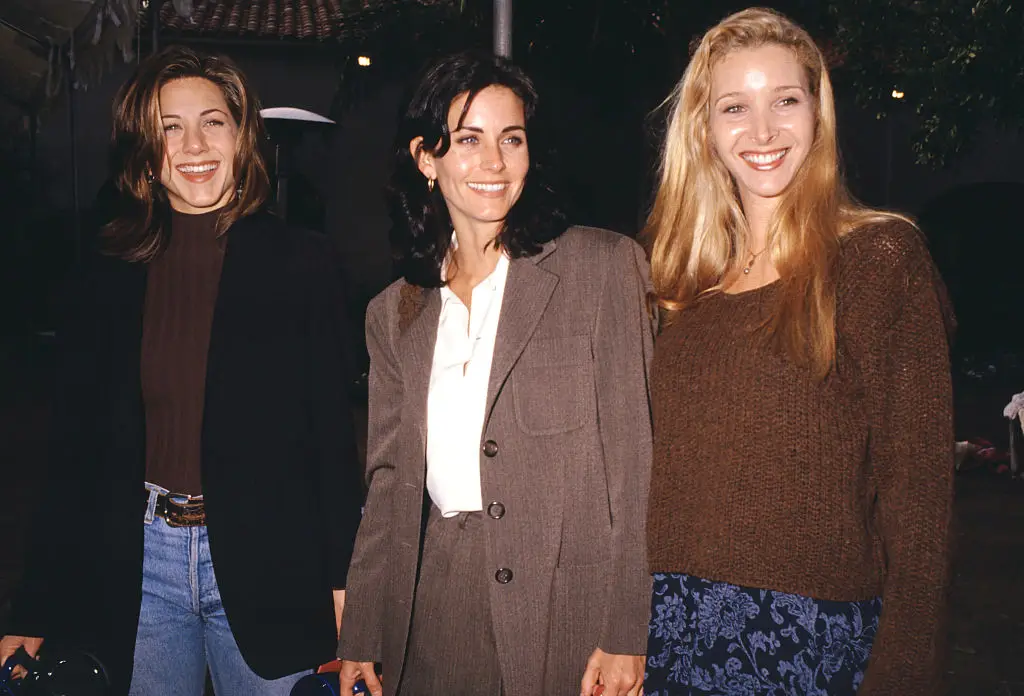 Lisa with Friends co-stars Jennifer Aniston and Courteney Cox. (Ron Davis/Getty Images)