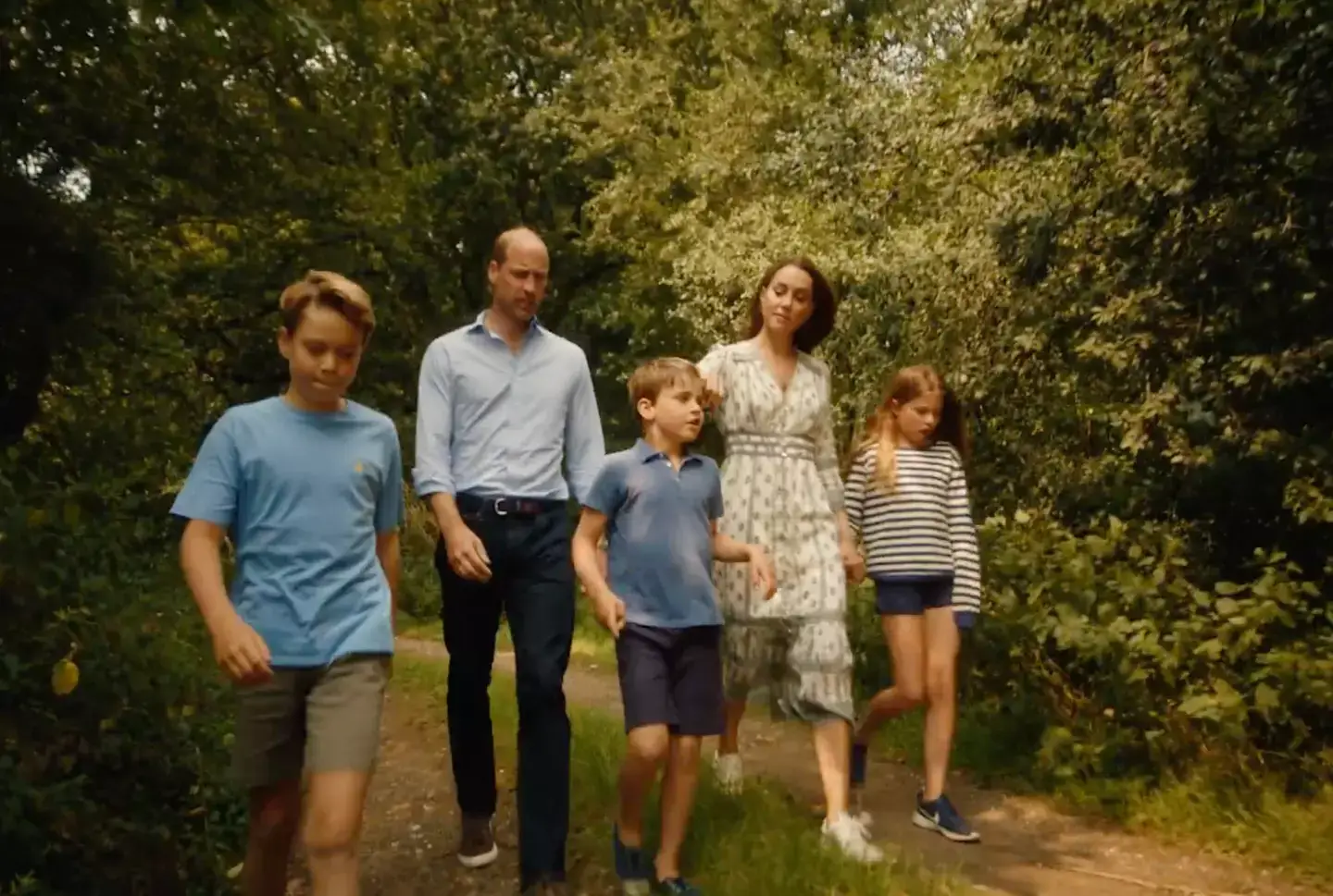 The family could be seen walking through the woods. (x/kensingtonroyal)