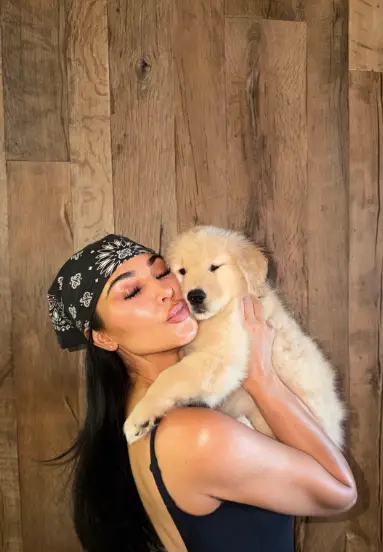 Kim Kardashian and puppy Halo (@kimkardashian/Instagram)