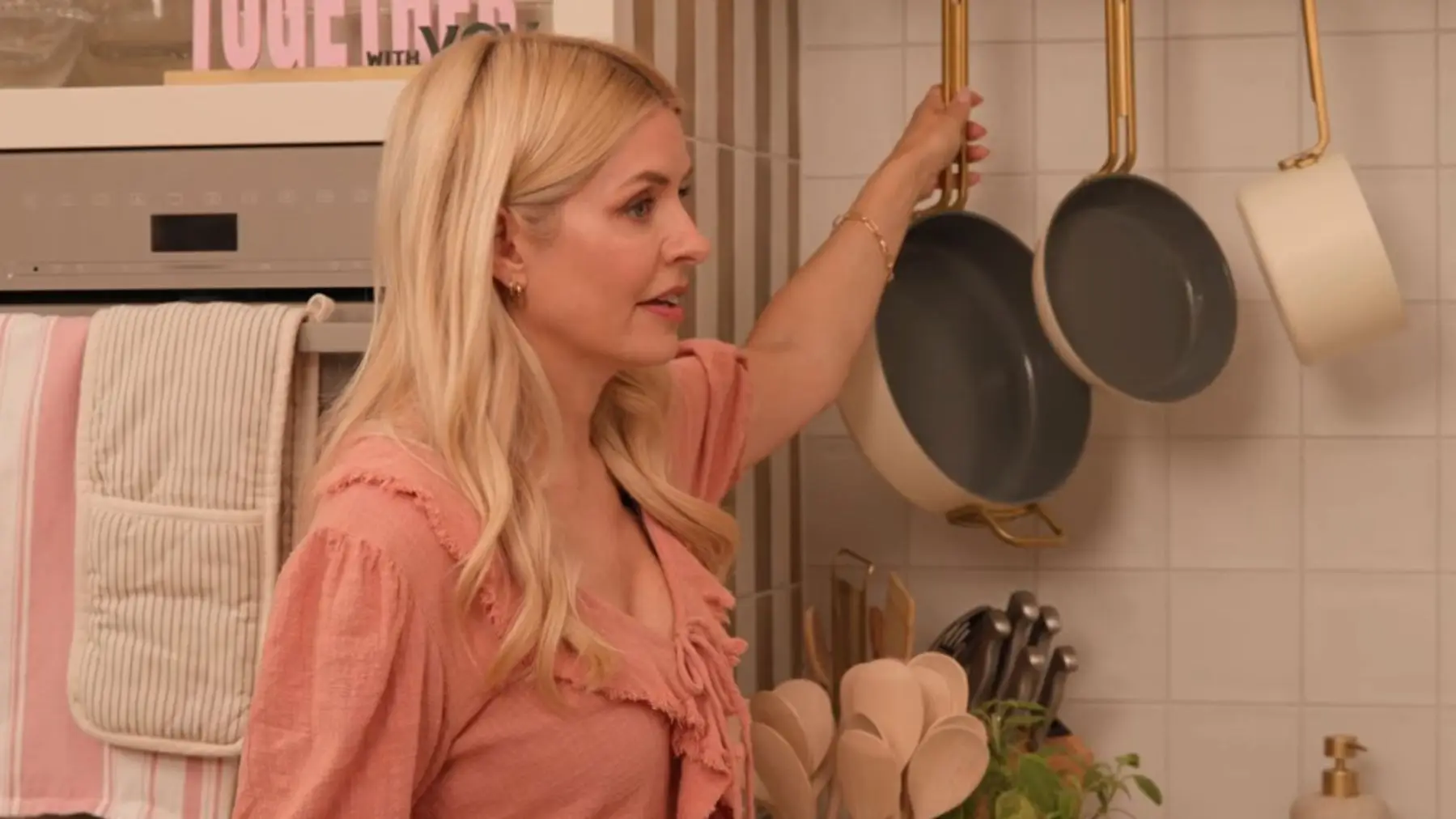 We’ve found the exact pans Holly Willoughby cooks with as she shares innuendo with Stanley Tucci 