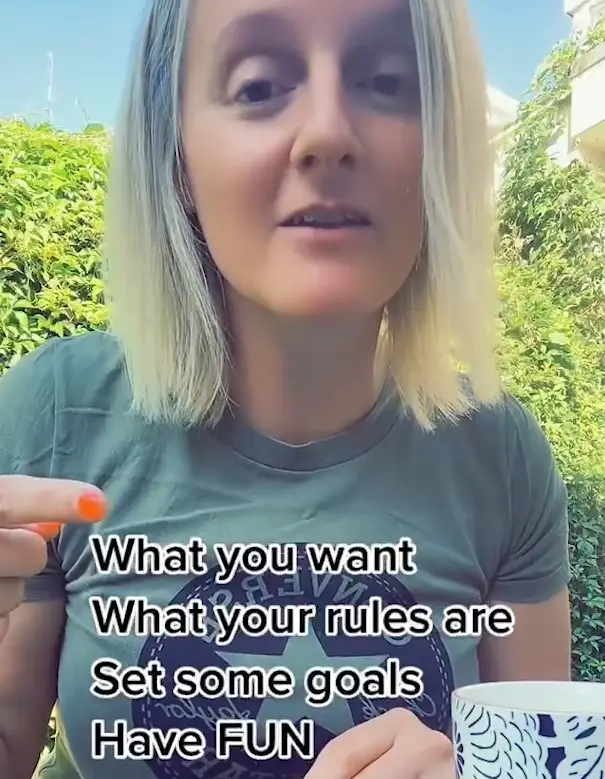 Cate works as a podcaster and gives advice to people interested in swinging.