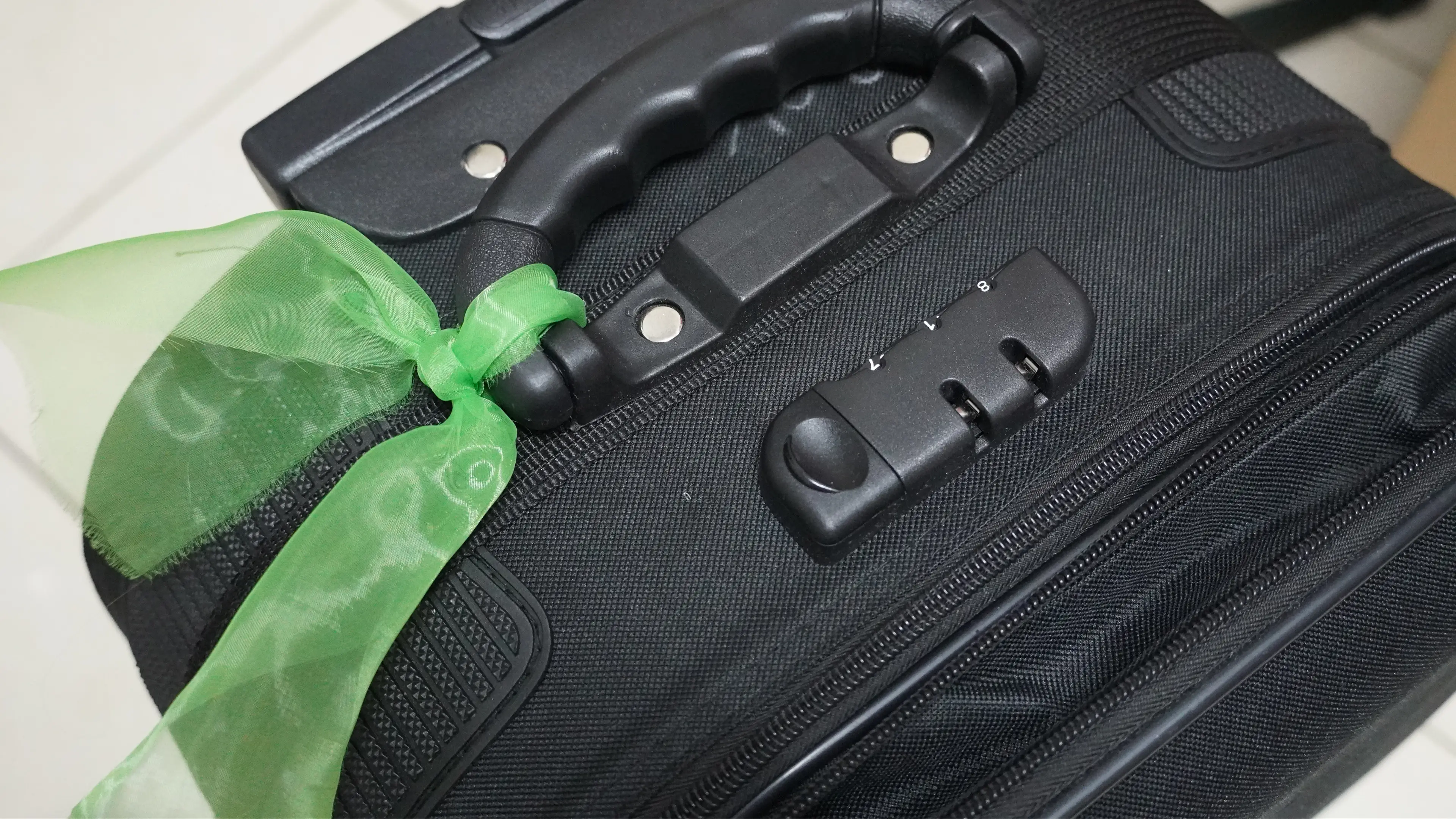Airport passengers issued warning against tying ribbons onto their luggage