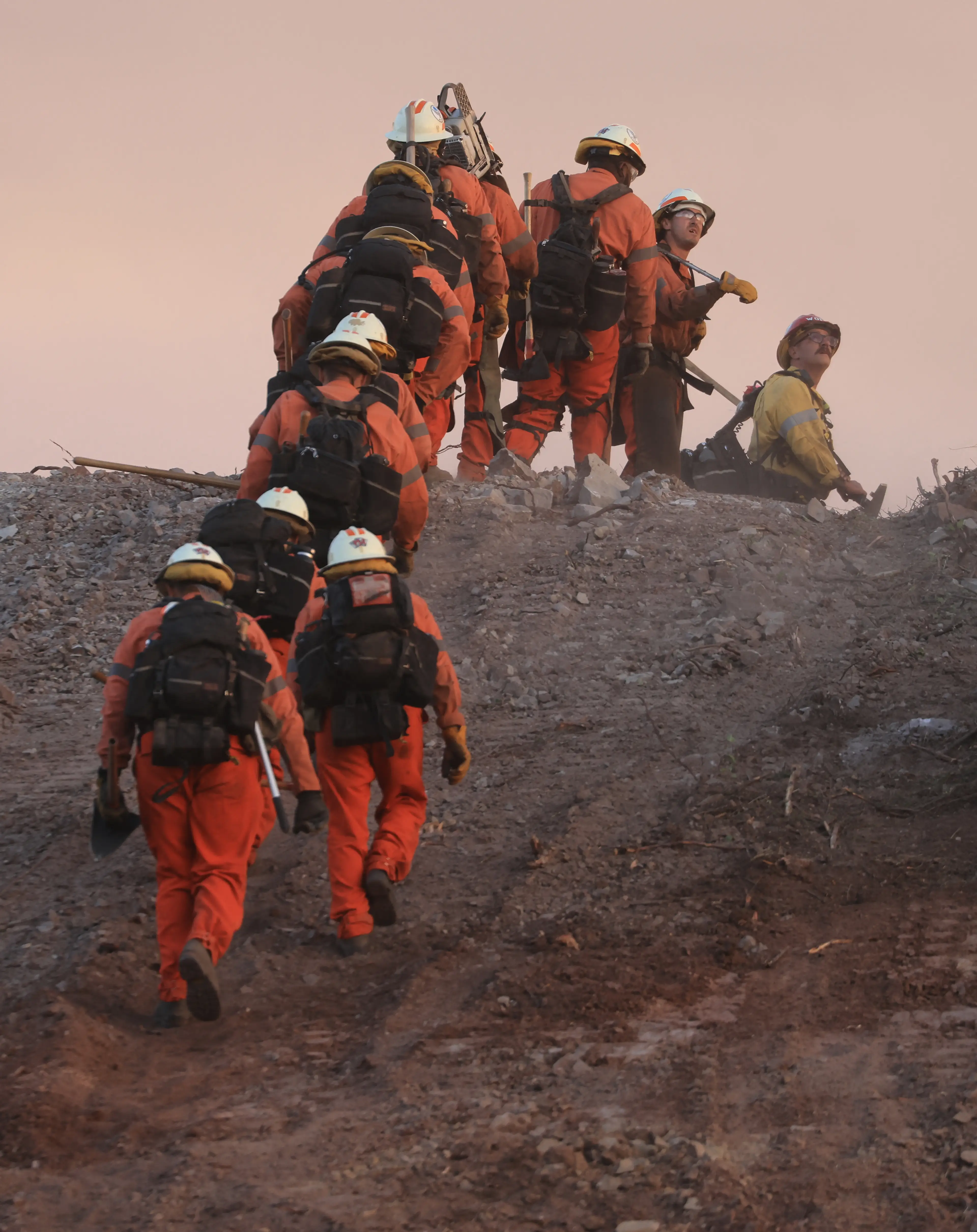 395 imprisoned firefighters have been deployed to 29 crews fighting the Palisades Fire (DAVID SWANSON/AFP via Getty Images)
