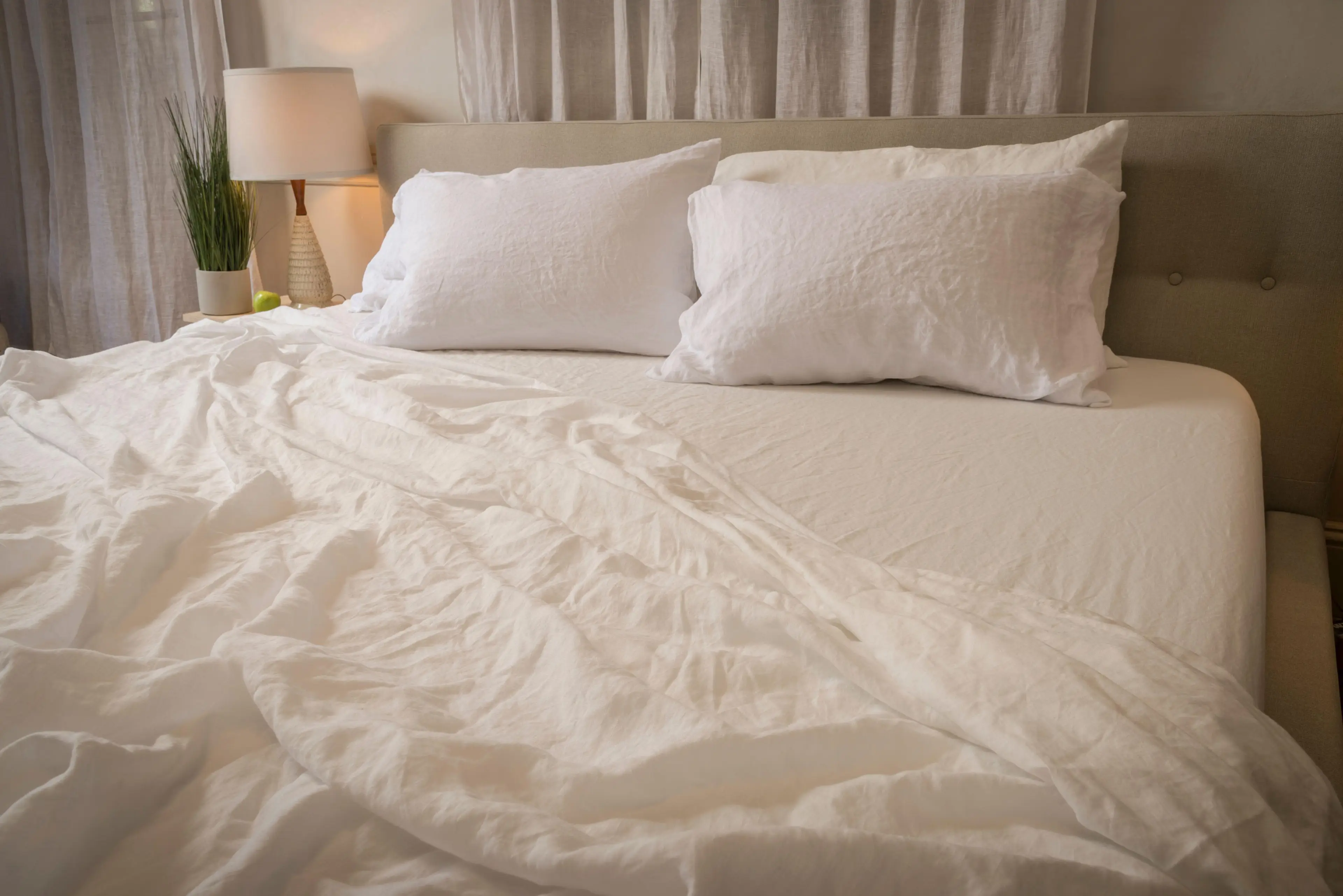 One woman has come up with a genius way to make the bed in just a few minutes.