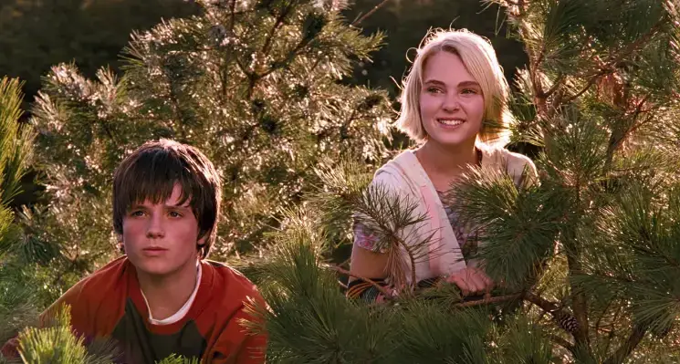 Jess Aarons (Josh Hutcherson) and Leslie Burke (AnnaSophia Robb) create 'Terabithia' before tragedy strikes (Buena Vista Pictures)