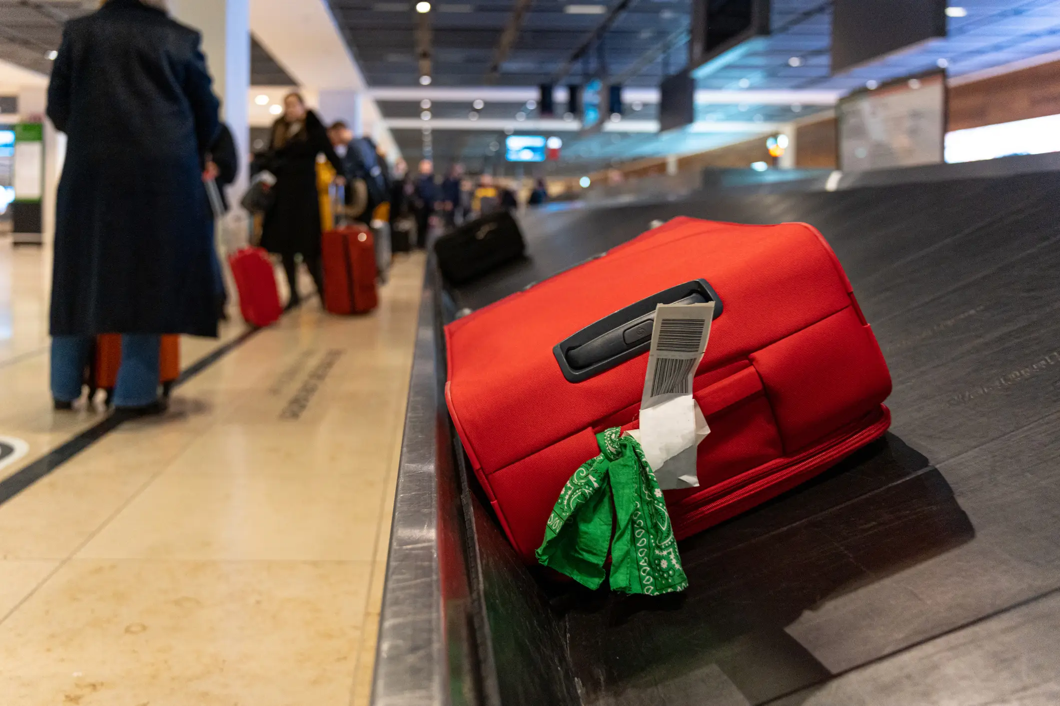 Be sure to have the info on your luggage tag facing toward your suitcase. (FluxFactory / Getty Images)