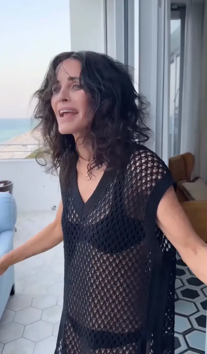 Fans loved the hilarious reenactment (Instagram/@courteneycoxofficial)