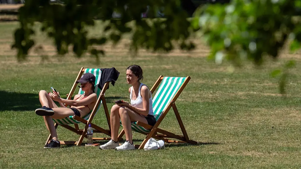 Doctor confirms women feel the heat more than men - but you can beat it