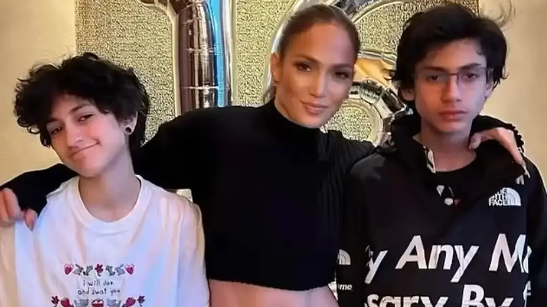 Instagram/@JLO