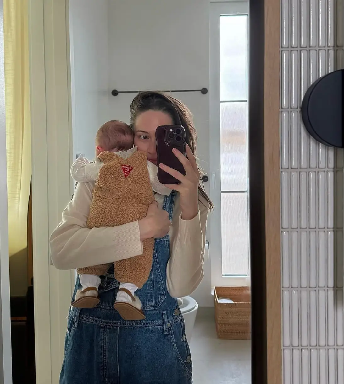 Elsie Hewitt has opened up about raising her and Pete Davidson's five-month-old daughter 'on her own' in a new social media post (Instagram/@elsie)