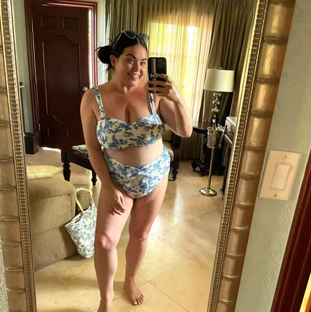 Scarlett is sharing messages of body positivity.