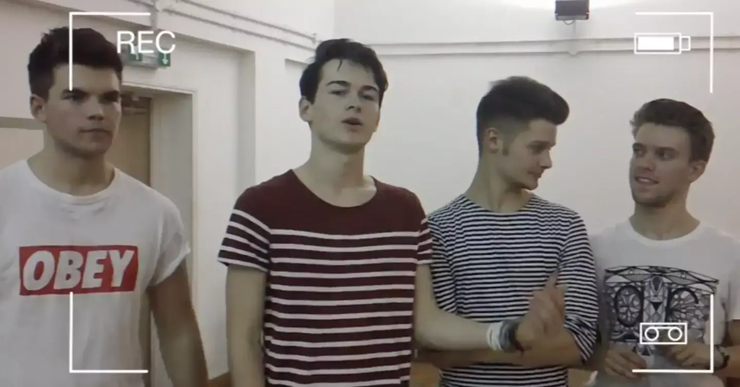 A baby-faced Colin Bridgerton on the left there. (YouTube/South4Music)