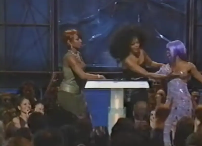 Lil' Kim and Mary J. Blige welcomed Diana Ross to the stage (MTV)