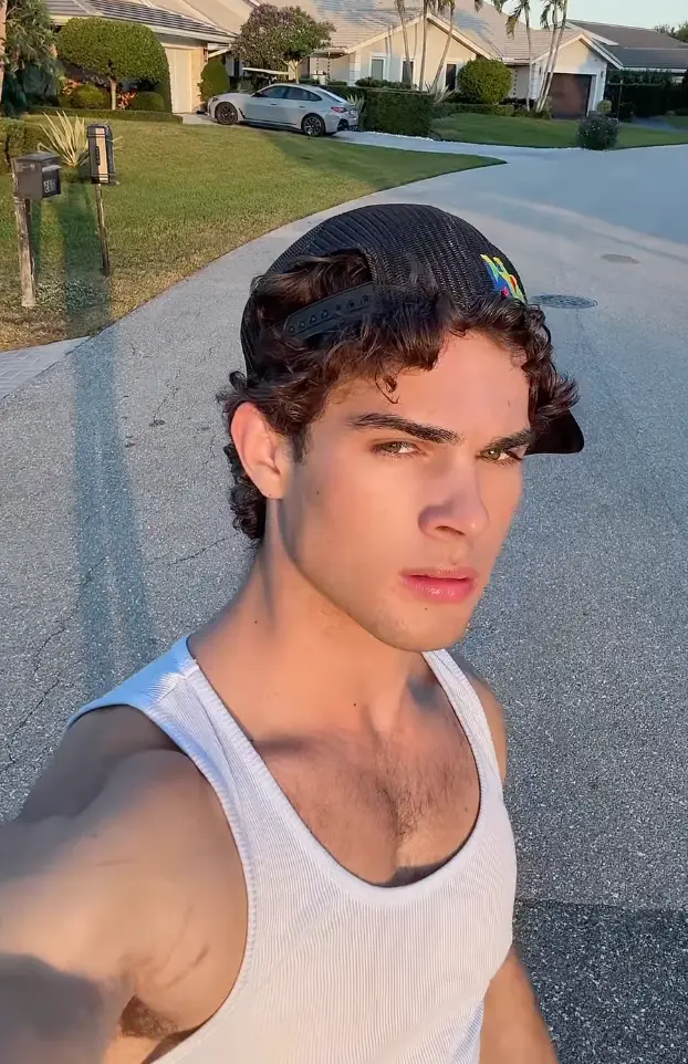 The 20-year-old is one of the main figureheads of the 'looksmaxxing' movement online (Instagram/@clavicular0)