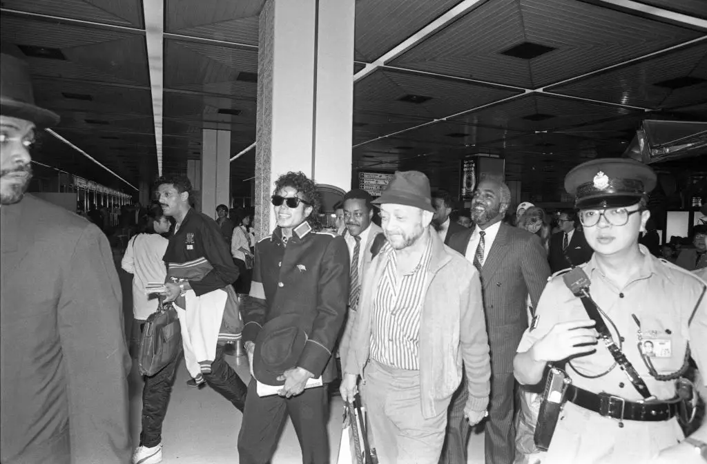 The real Bill Bray (in the hat on Jackson's left) pictured in 1987 (Wan Kam-yan/South China Morning Post via Getty Images)