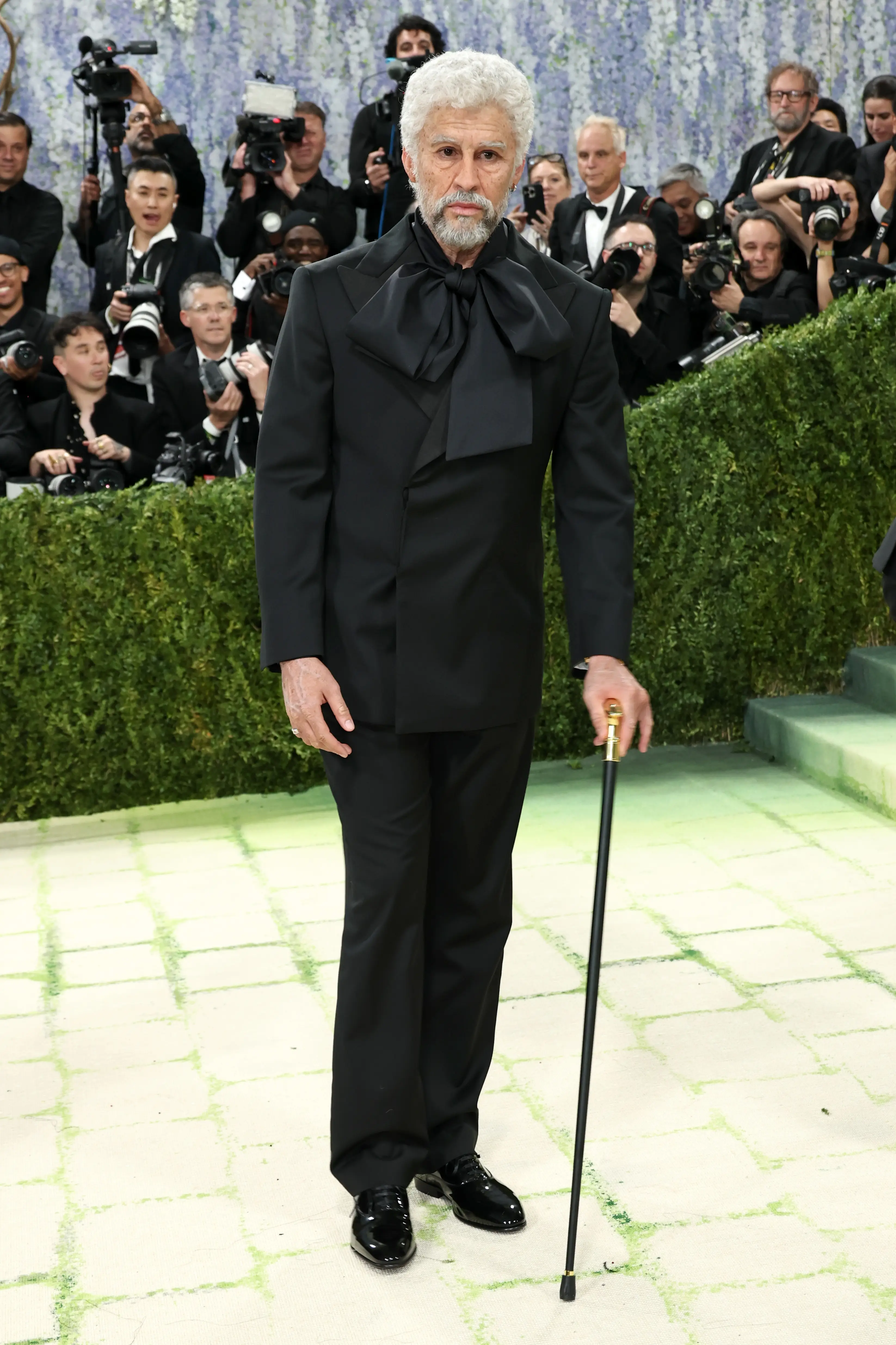 Benito's look came complete with a cane (Jamie McCarthy/Getty Images)