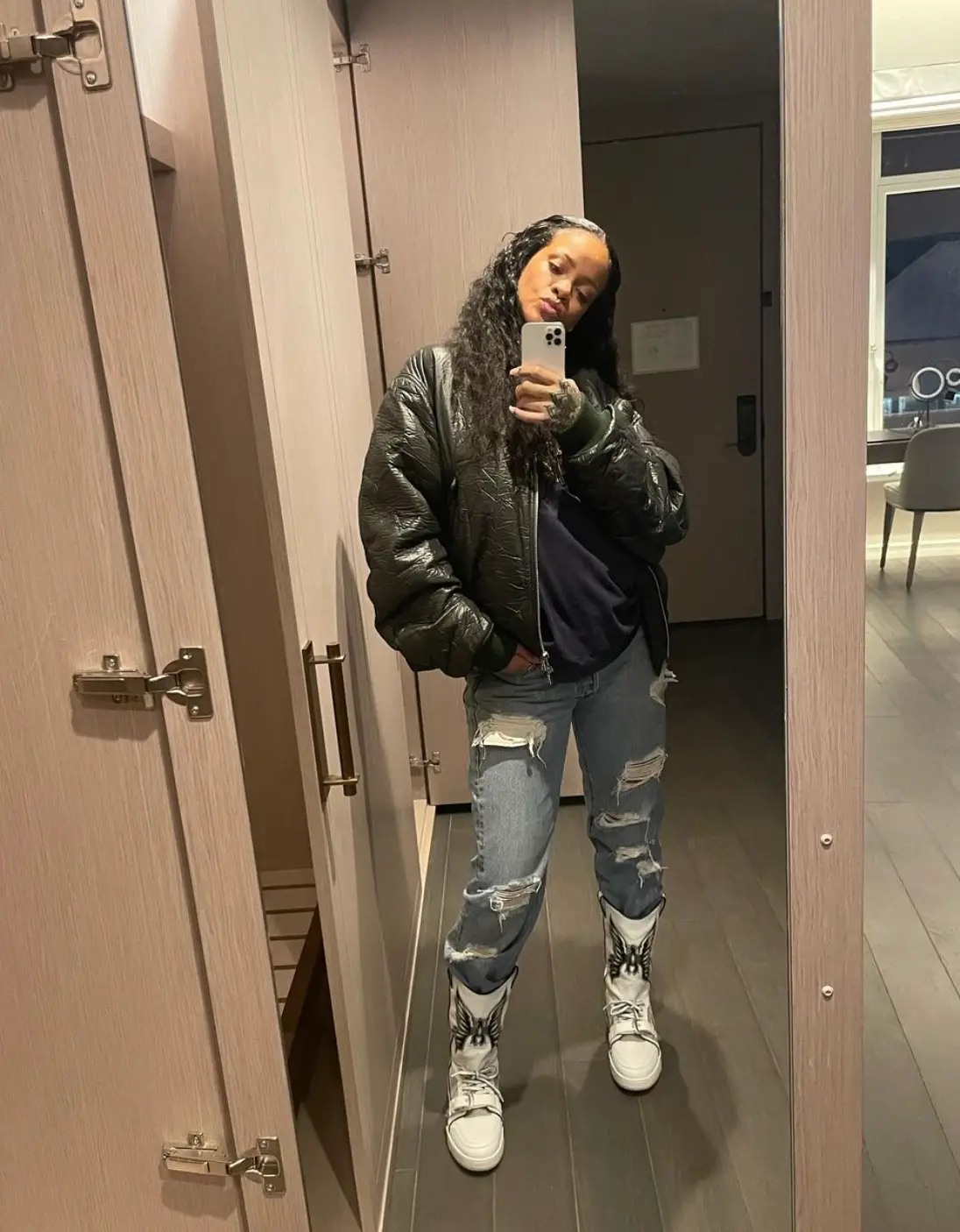 The singer caused a stir with some fans. (badgalriri/Instagram)