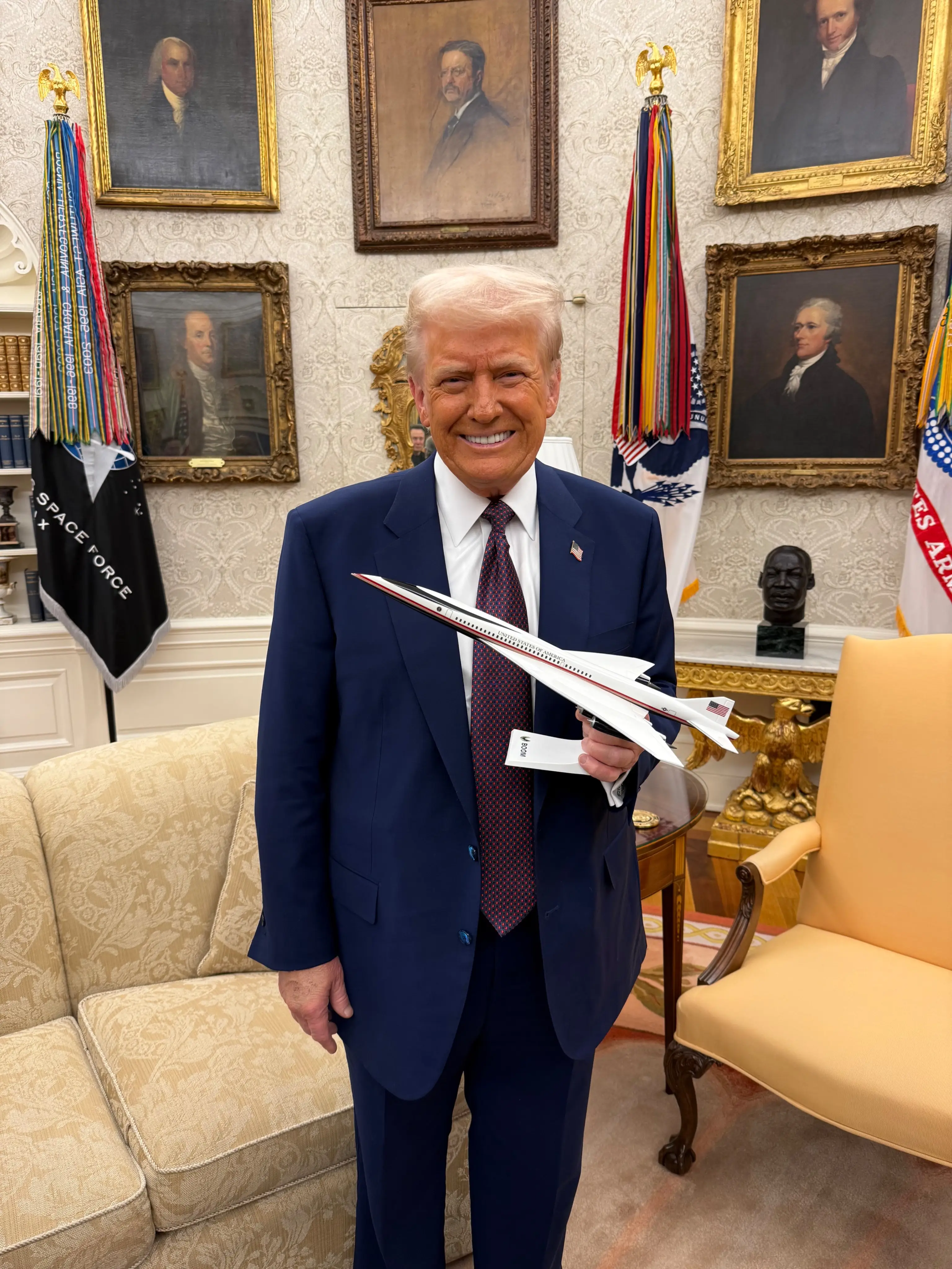 People have spotted a 'creepy' detail in one of the latest photos released of Donald Trump in the White House (X/@bscholl)