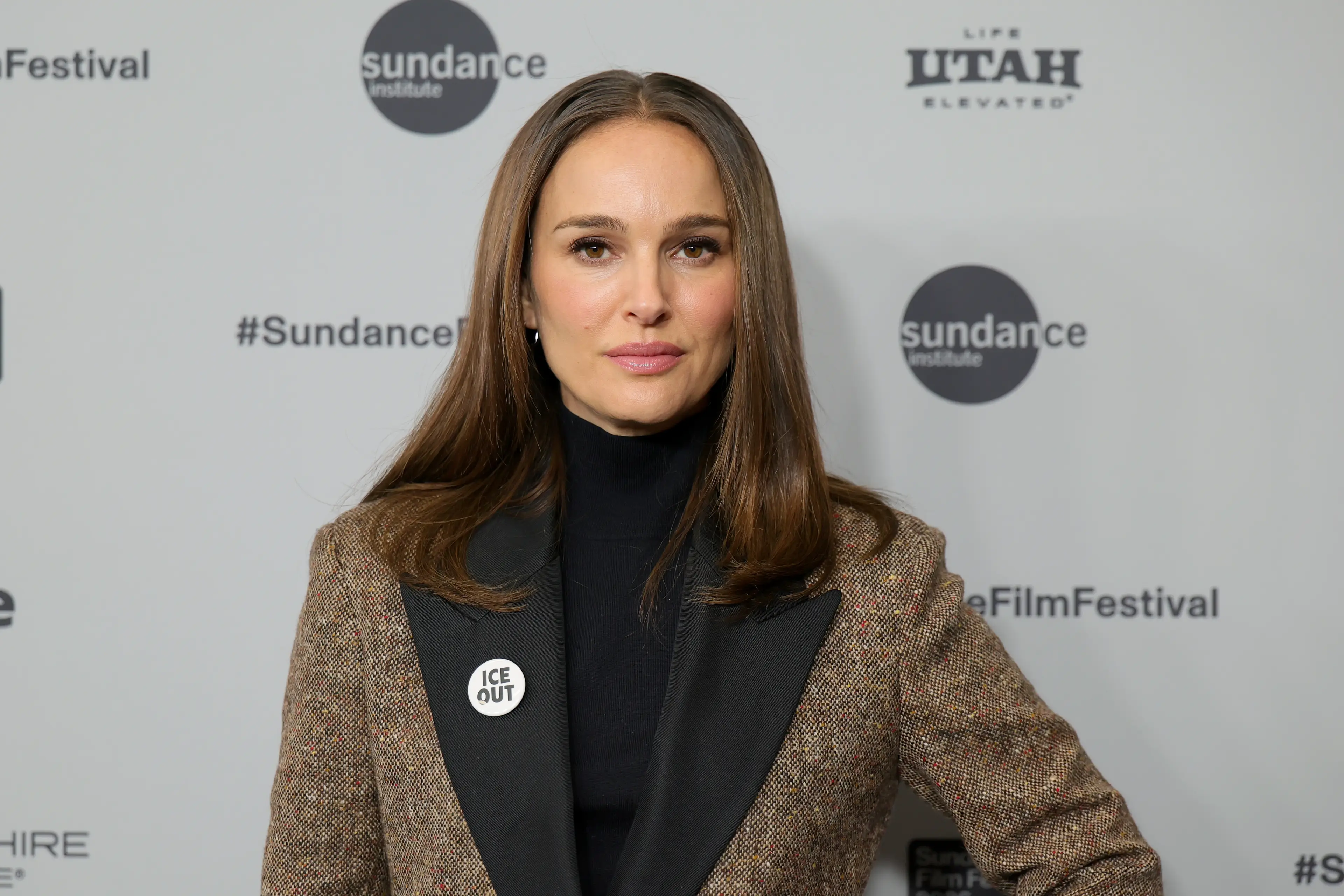 Portman wore an 'ICE OUT' pin (Dia Dipasupil/Getty Images)