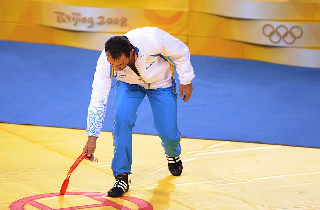 He placed the medal on the floor (FP PHOTO / Peter PARKS (Photo credit should read PETER PARKS/AFP via Getty Images)