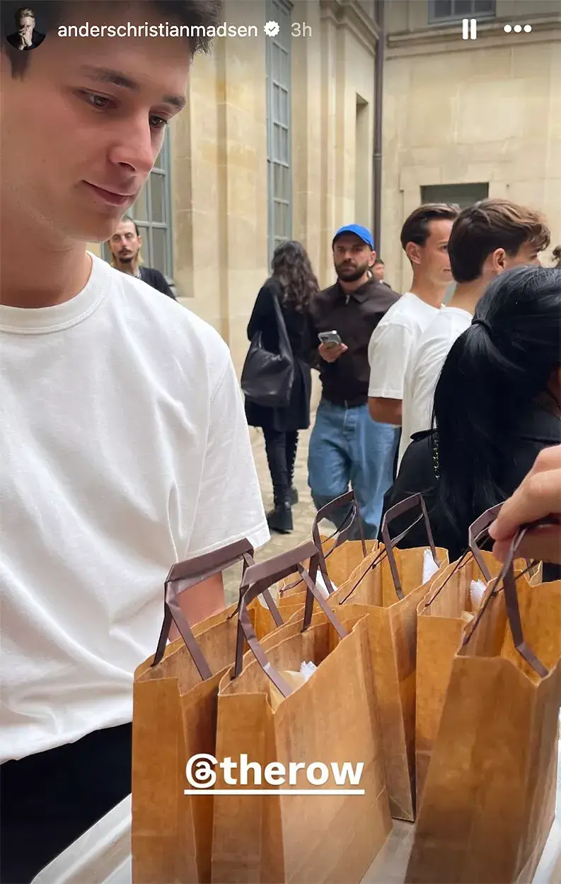 Snacks were provided in brown paper bags (Instagram/@anderschristianmadsen)