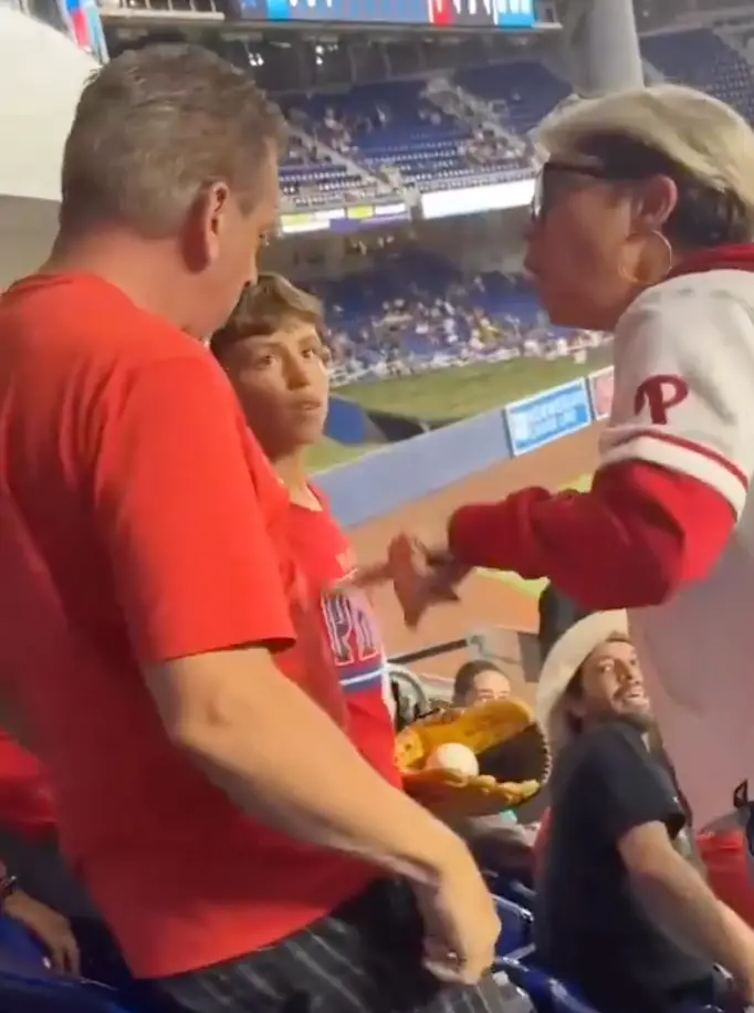 The ball initially appears in Lincoln's glove (X/@irenekazakos)