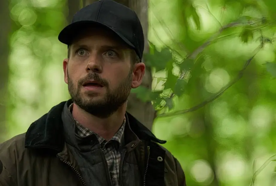 Adams plays a creepy therapist in Wayward (Netflix)