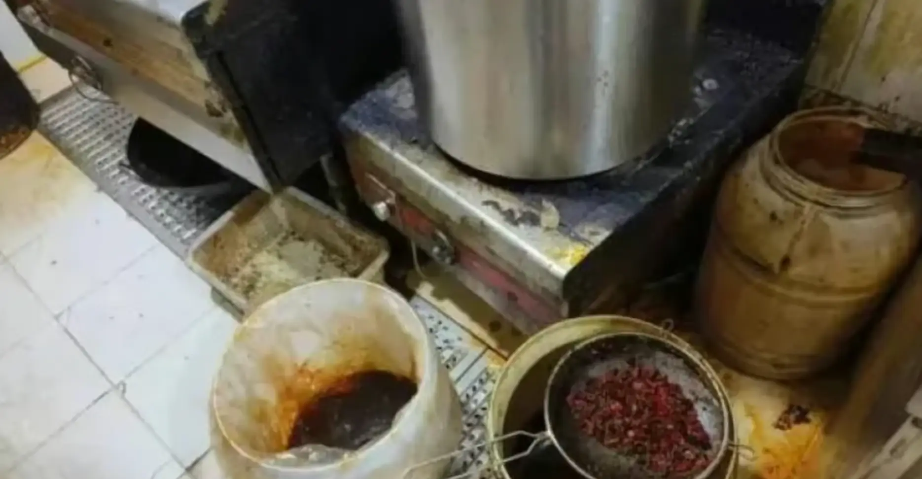 The restaurant had been mixing old oil with new oil (Weibo)