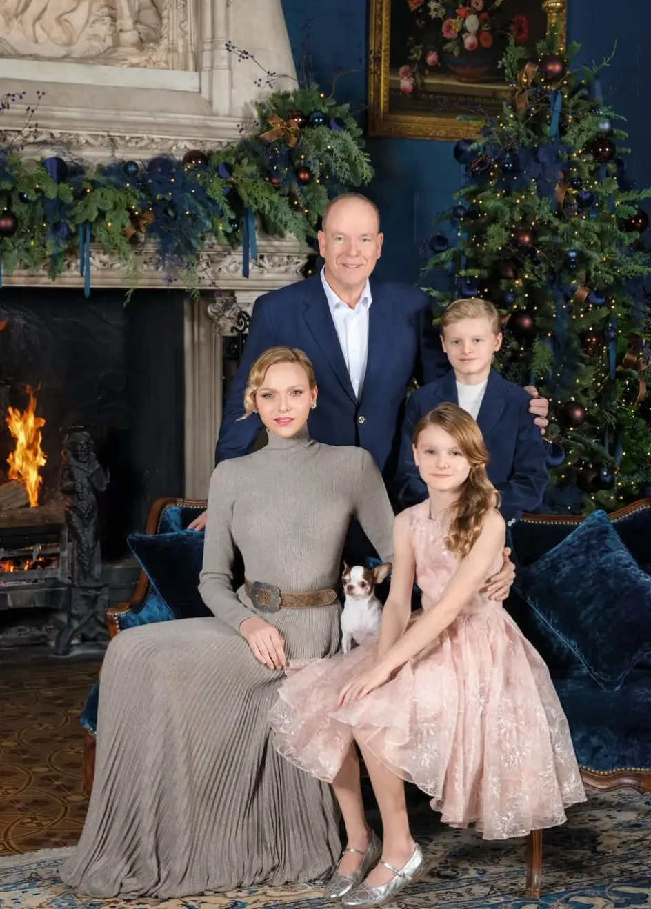 The royal Christmas portrait is certainly a festive one (Instagram/@palaisprincierdemonaco)