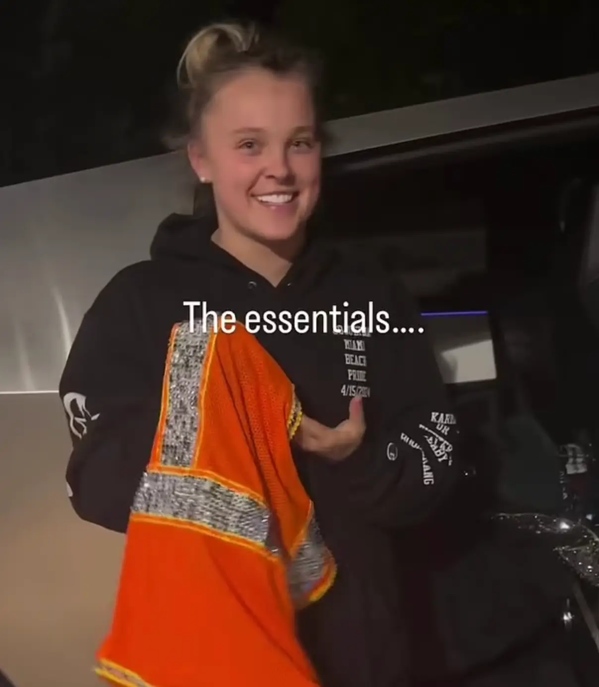 JoJo Siwa smiled as she gathered her 'essentials' (Instagram/@jojosiwa)