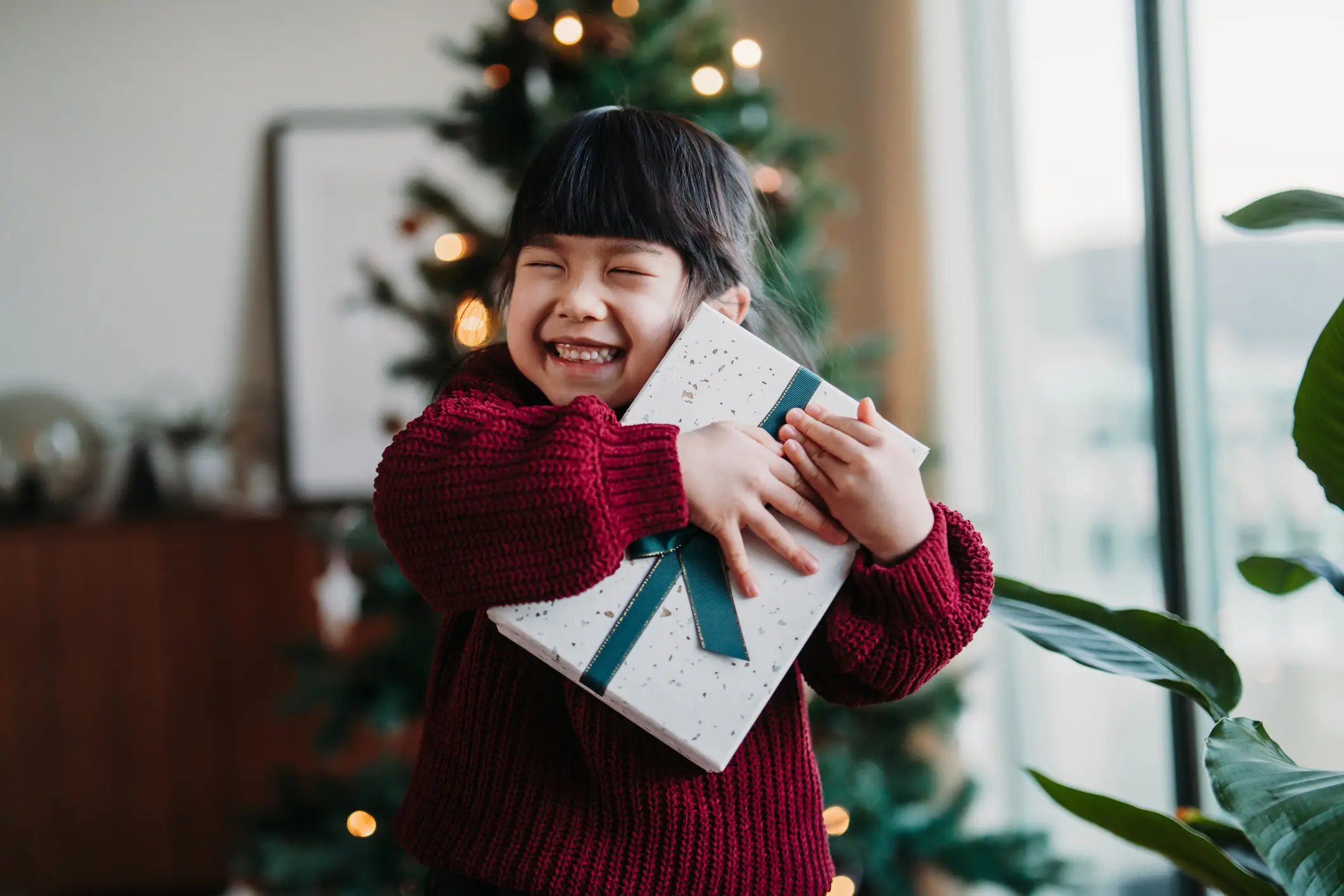 There are Christmas gifts that could pose danger to children (d3sign/ Getty Stock)