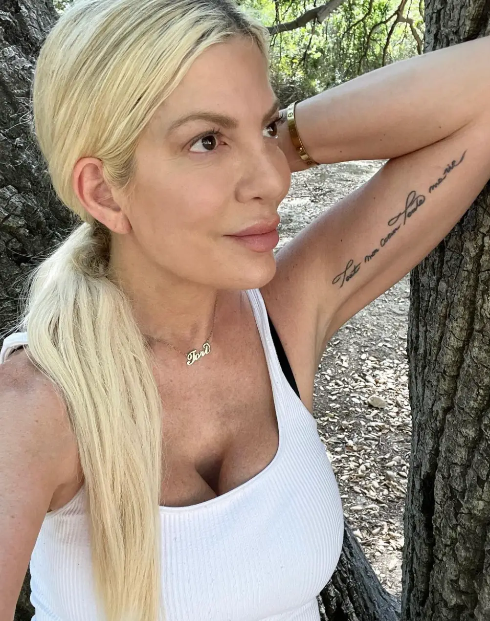 Beverly Hills 90210 star, Tori Spelling, has revealed her extremely odd bathroom habit.