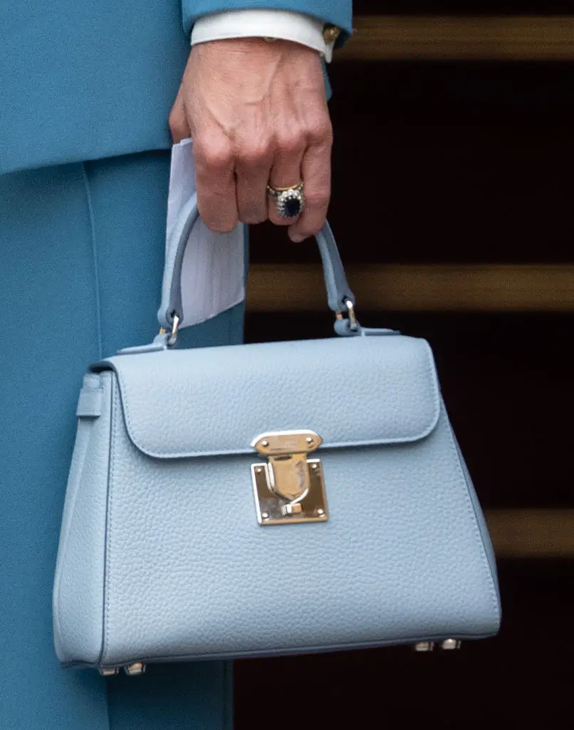 She opted for a matching blue handbag (Samir Hussein/Getty Images)