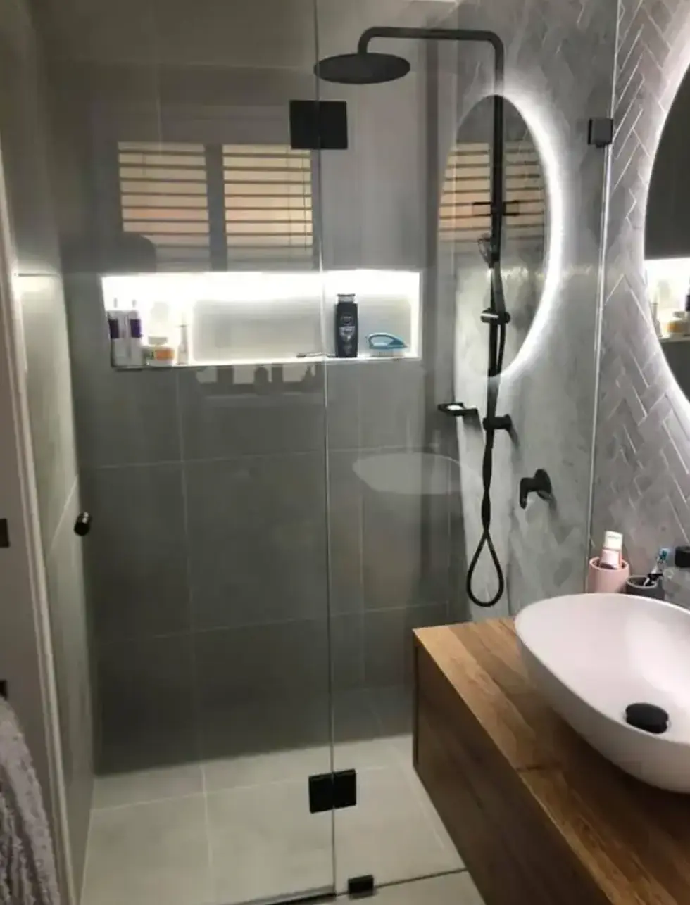 A spotless shower after using the hack.