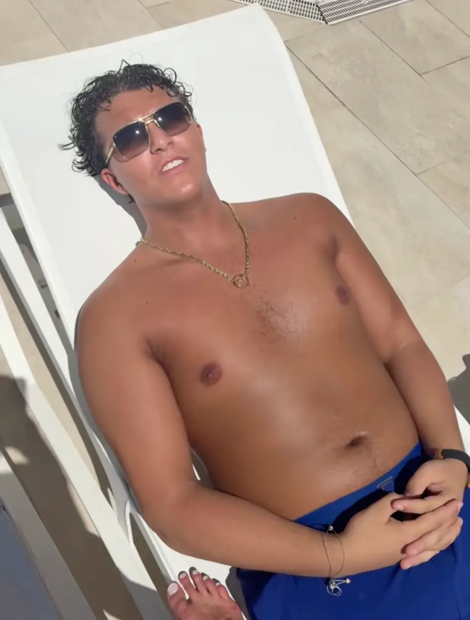 Fans have been left confused over Noah wearing his wedding ring around his neck rather than on his finger (TikTok/parisvenezuela)