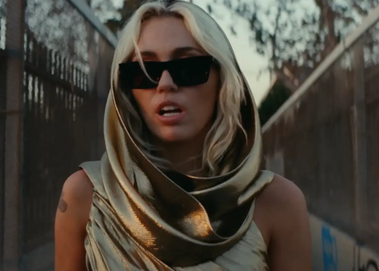 Miley strutted her stuff in the gold gown for Flowers.