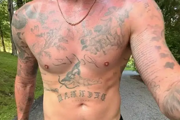 Brooklyn Beckham's latest shirtless picture reveal his current slate of tattoos (Instagram/@brooklynpeltzbeckham)