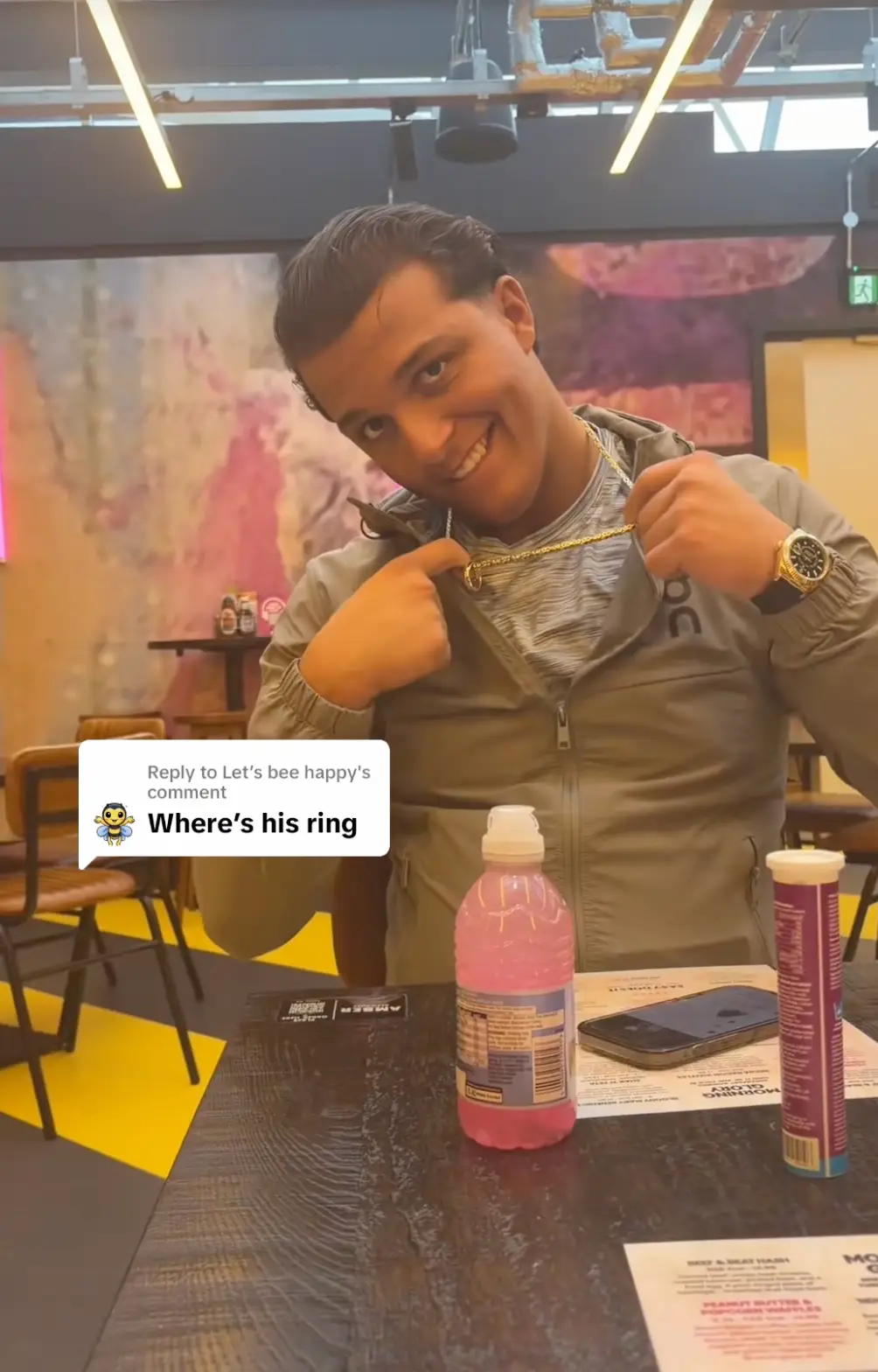 Venezuela revealed that he's wearing the ring on a chain around his neck (TikTok/parisandvenezuela)