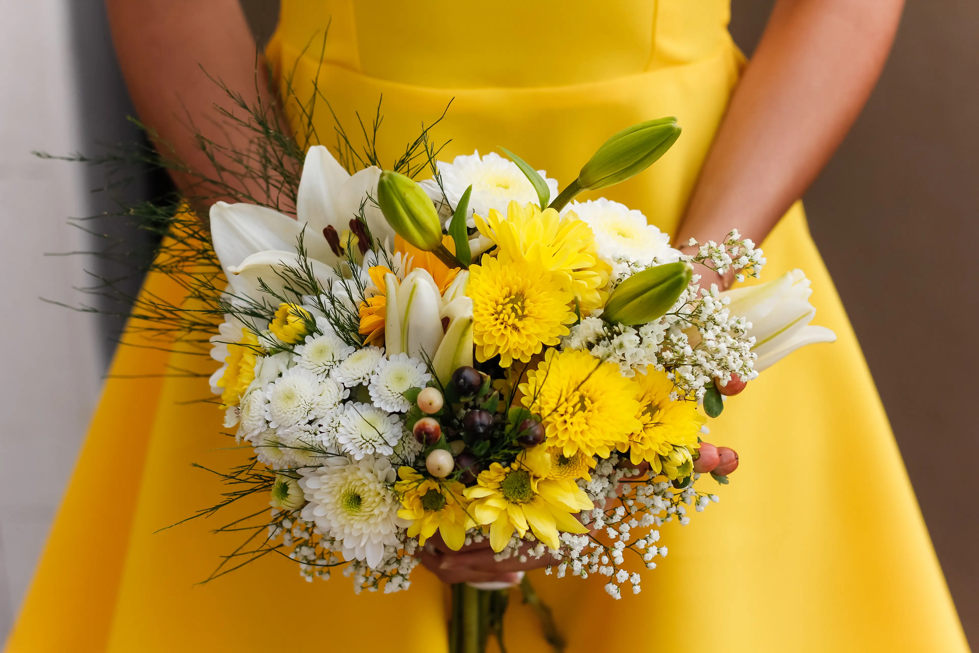 The bride asked that her family adhere to her request of yellow outfits. (corinafotografia/Getty)