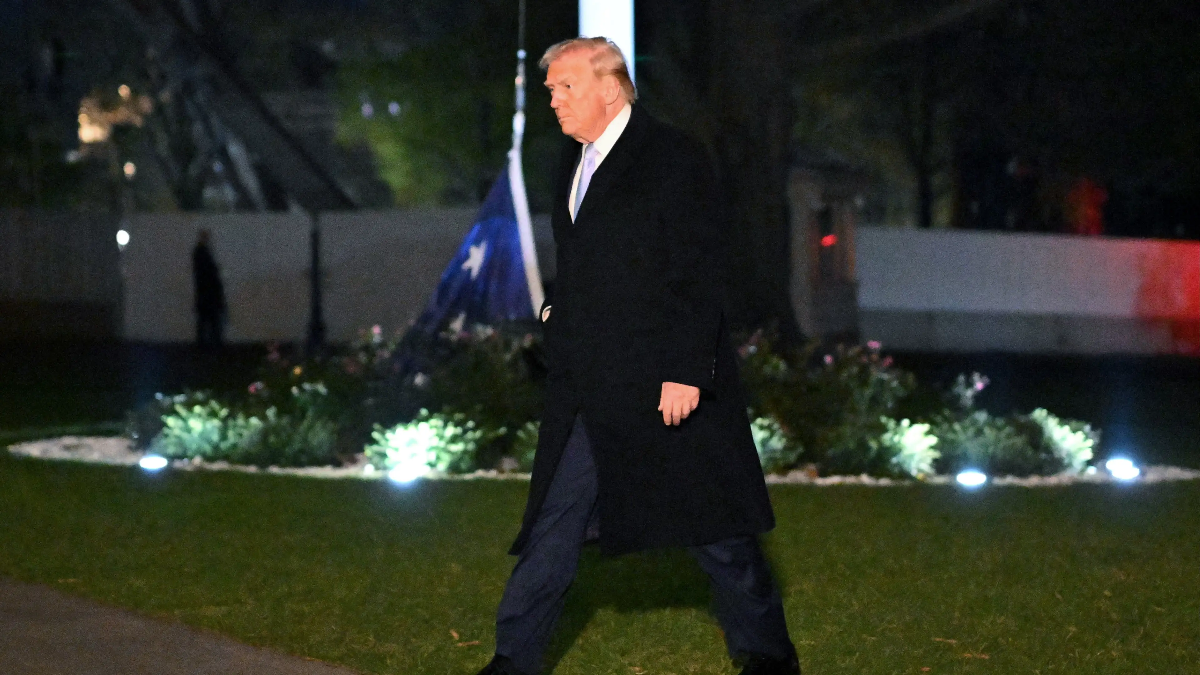 ‘Omen’ spotted in ‘insane’ Donald Trump photo - people have questions