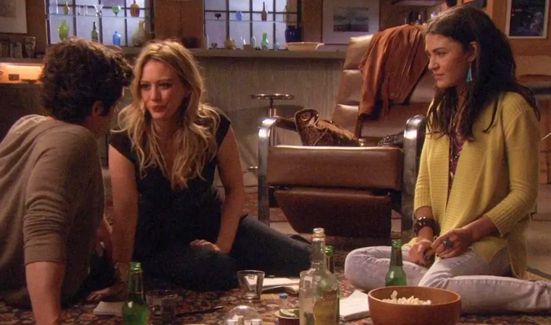 Hilary Duff's character Olivia Burke is involved in a threesome (The CW)