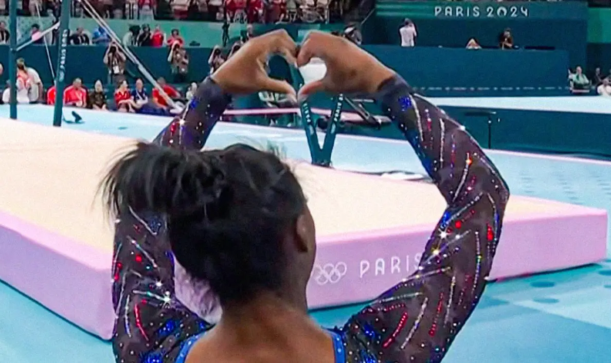 Simone was seen making a heart at her husband. (X/@sportscenter)