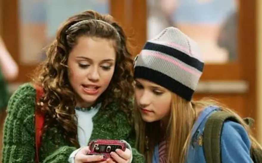 Miley Stewart had a flip phone before Gen Z made them cool again (Disney)