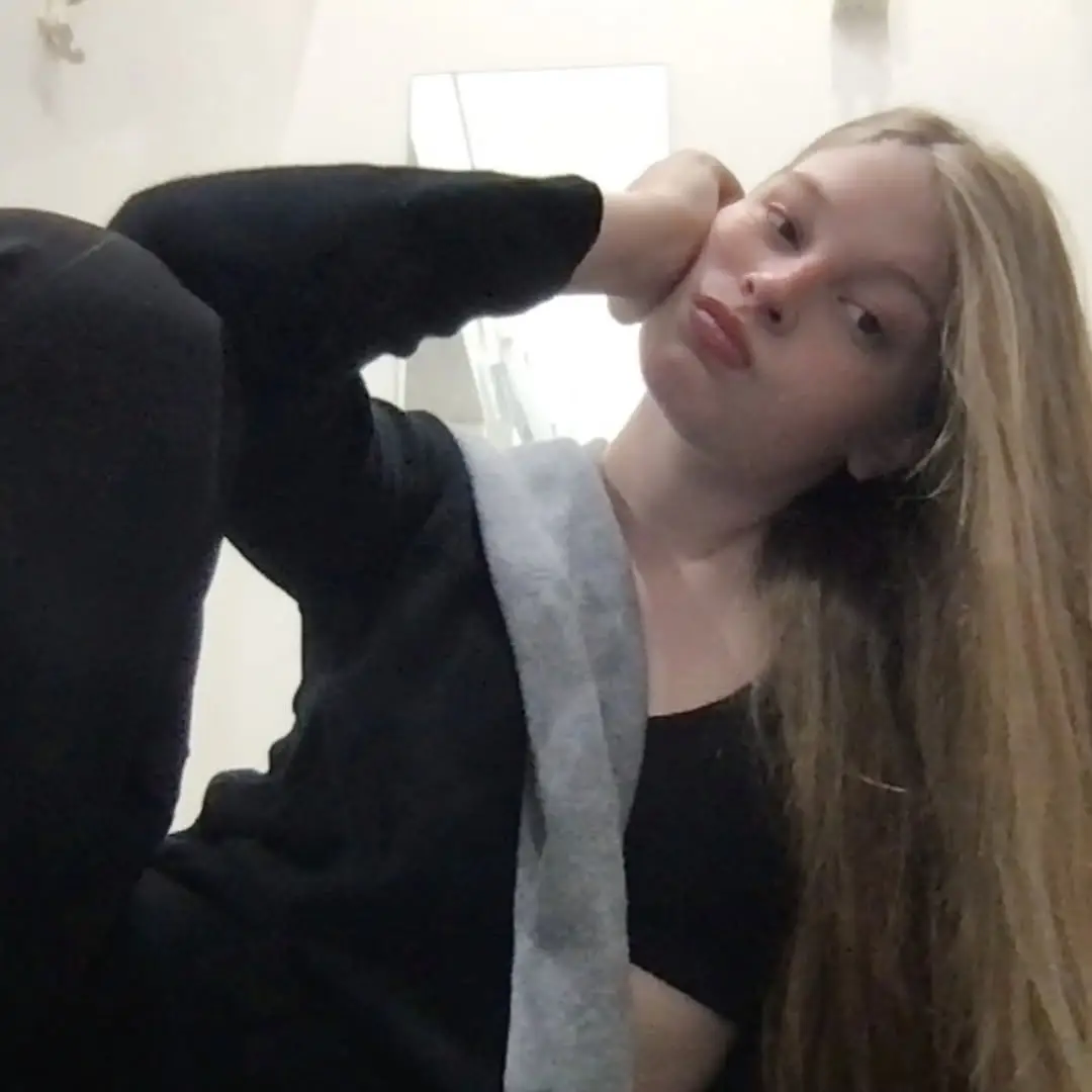 Wilson said she ‘doesn’t give a f**k’ about her billionaire father (Instagram/@vivllainous)